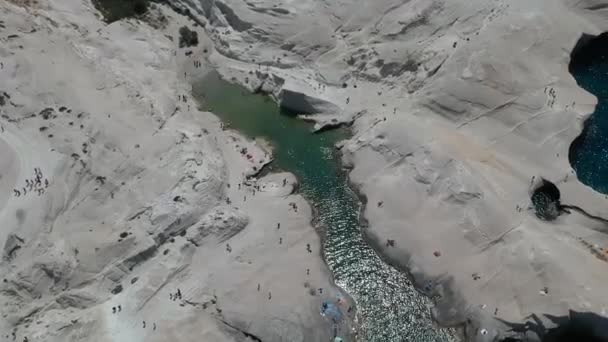 Milos Yunanistan Sarakiniko Plajı Mağaraları Güneşli Havalarda Ziyaretçilerle Birlikte Nın — Stok video