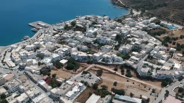 希腊米洛斯Adamantas村在阳光充足的天气从无人驾驶飞机上看到的景象 — 图库视频影像