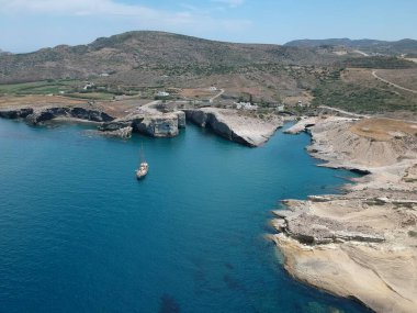 Milos, Yunanistan Papafragas Plajı ve Mağaraları güneşli havalarda ziyaretçilerle yapılan insansız hava aracının manzarası