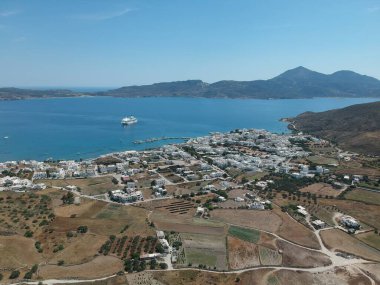 Milos ve Yunanistan Adamantas 'ın köyü güneşli havalarda insansız hava aracından görünüyor