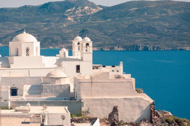 Yunanistan 'ın Milos kentindeki deniz kenarı ve adalara güneşli havalarda bak