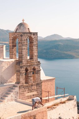 Yunanistan 'ın Milos kentindeki deniz kenarı ve adalara güneşli havalarda bak