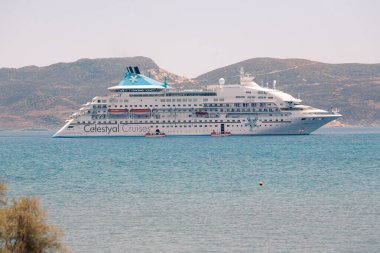 Milos, Yunanistan - 12 Haziran 2019: Adanın ana limanındaki yolcu gemisinde görüş