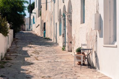 Yunanistan 'ın Milos kentinde sokakları görmek ve güneşli havada bina dekorasyonu