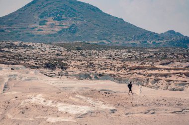 Milos, Yunanistan Sarakiniko Plajı ve Mağara manzarası güneşli havalarda deniz manzarası