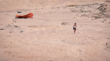 Milos, Yunanistan - 17 Temmuz 2019: Sarakiniko sahilinde kimliği belirsiz bir kadın