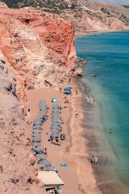 Yaz güneşinde Paliochori sahilindeki Milos adası manzarası