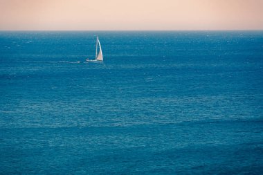 Yaz güneşinde Paliochori sahilindeki Milos adası manzarası