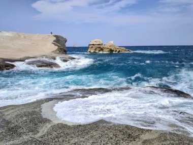 Milos, Yunanistan Sarakiniko Plajı ve Mağara manzarası güneşli havalarda deniz manzarası
