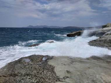 Milos, Yunanistan Sarakiniko Plajı ve Mağara manzarası güneşli havalarda deniz manzarası