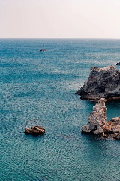 Yaz güneşinde Paliochori sahilindeki Milos adası manzarası