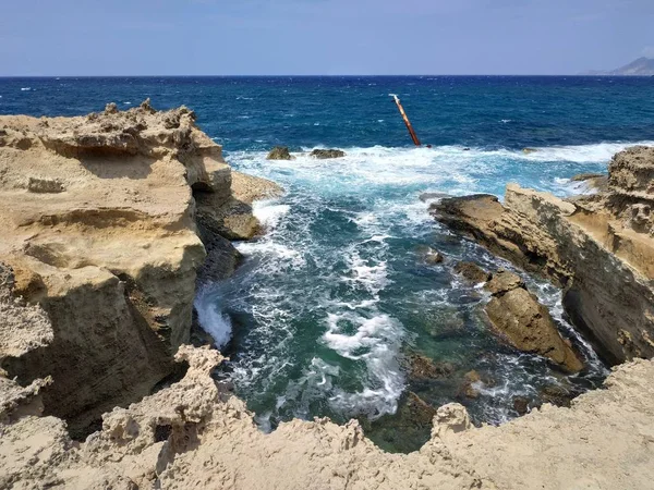 Milos, Grecia Sarakiniko Playa y Cuevas paisaje vista al mar en tiempo soleado —  Fotos de Stock