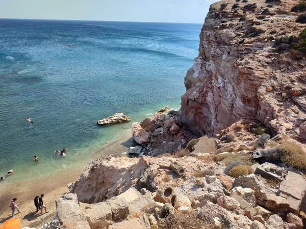 Vista sul paesaggio balneare isola di Milos alla spiaggia di Paliochory al sole estivo — Foto Stock