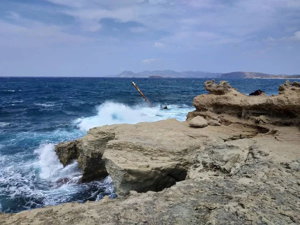 Milos, Yunanistan Sarakiniko Plajı ve Mağara manzarası güneşli havalarda deniz manzarası