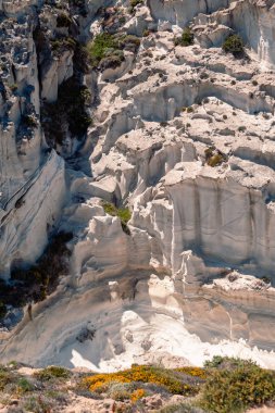 Milos, Yunanistan Sarakiniko Plajı ve Mağara manzarası bulutlu havada deniz manzarası