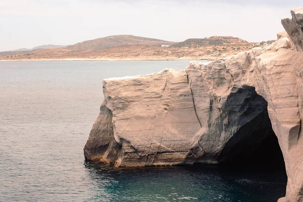 Milos, Yunanistan Sarakiniko Plajı ve Mağara manzarası bulutlu havada deniz manzarası