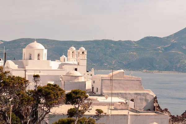 Milos, Grecia Vista de la aldea de Plaka en la orilla del mar en tiempo soleado — Foto de Stock