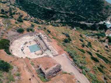 Plaka Milos adasındaki köyün insansız hava aracı görüntüsü, yaz günbatımında güneş