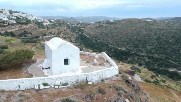 希腊米洛斯普拉卡村庄在阳光明媚的天气从无人驾驶飞机上看到的景象 — 图库视频影像
