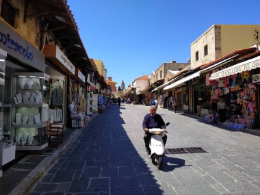 Rhodes, Yunanistan - 27 Nisan 2019: Güneşli bir günde şehir sokak hayatına bakış