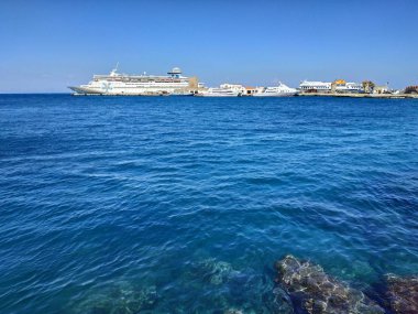 Rhodes, Yunanistan - 27 Nisan 2019: Güneşli bir günde şehir sokak hayatına bakış