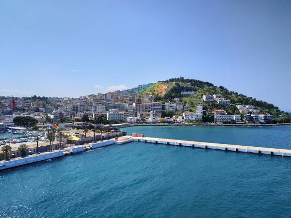 Güneşli havada Kusadasi liman kenti manzarasını görüntüle