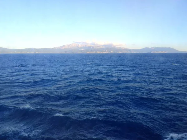 Vue sur la mer depuis le bateau de croisière en mer Égée Grèce — Photo
