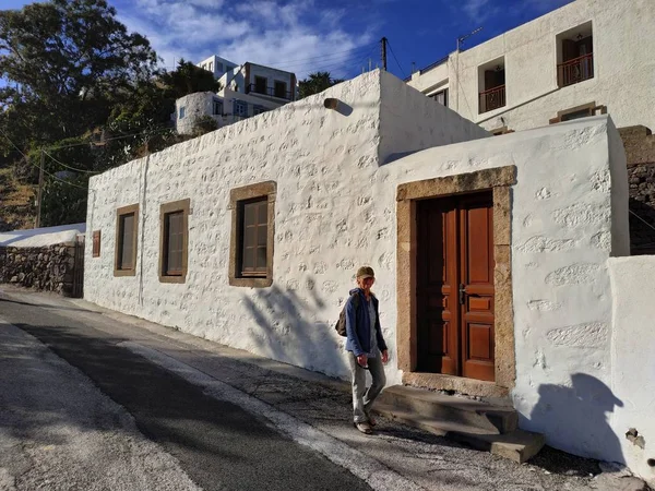 Patmos, Greece - 7 พฤษภาคม 2019: มุมมองบนถนนริมทะเลในหมู่บ้านในสภาพอากาศที่แดด — ภาพถ่ายสต็อก