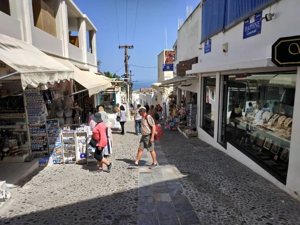 Santorini, Grecja - 28 kwietnia 2019: widok na ulicę w słoneczny dzień — Zdjęcie stockowe