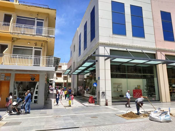 Heraklion, Greece - May 04, 2019: casual view on the street of village at sunny day — Stock Photo, Image