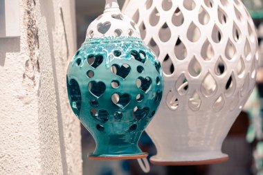 Sünni havasında Oia Santorini 'nin dekorasyonuna sıradan bir bakış.