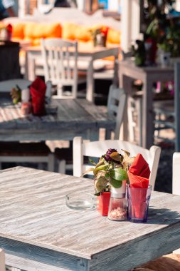 Sünni havasında Oia Santorini 'nin dekorasyonuna sıradan bir bakış.