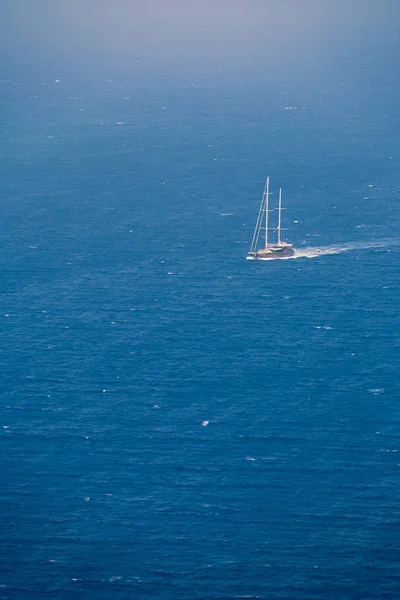 Θέα στη θάλασσα από το χωριό της Οίας στη Σαντορίνη με πλοίο σε ηλιόλουστο καιρό — Φωτογραφία Αρχείου