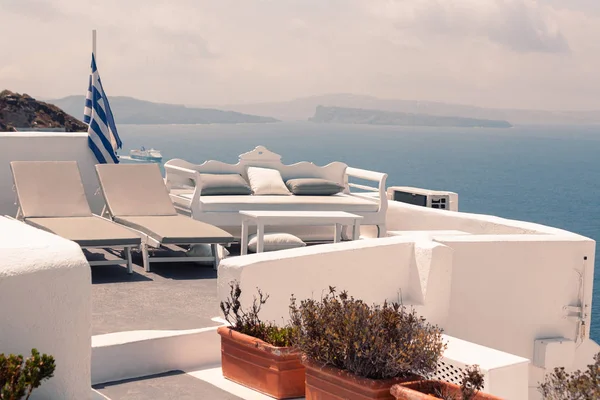 Vista mar da aldeia de Oia em Santorini com navio em tempo ensolarado — Fotografia de Stock