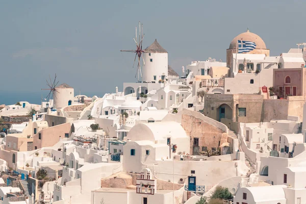 Klasický pohled na výzdobu a architekturu vesnice Oia Santorini za slunečního počasí — Stock fotografie