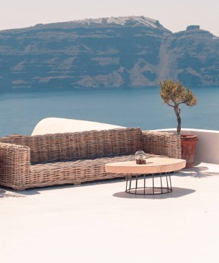 Oia köyü Santorini 'nin güneşli havalarda dekorasyonu ve mimarisi üzerine klasik görüş.