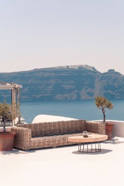 Oia köyü Santorini 'nin güneşli havalarda dekorasyonu ve mimarisi üzerine klasik görüş.