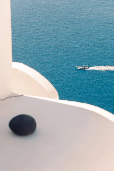 Widok na wybrzeże wyspy Santorini ze statkiem na morzu — Zdjęcie stockowe