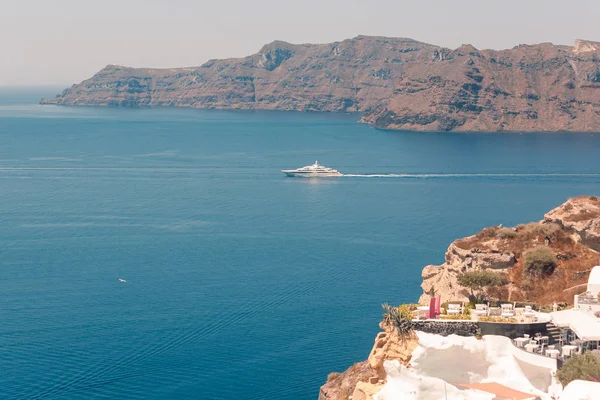 Widok na wybrzeże wyspy Santorini ze statkiem na morzu — Zdjęcie stockowe