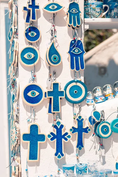 Oia köyü Santorini 'nin güneşli havalarda dekorasyonu ve mimarisi üzerine klasik görüş.