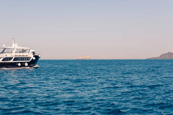 Widok na wybrzeże wyspy Santorini ze statkiem na morzu Obrazy Stockowe bez tantiem