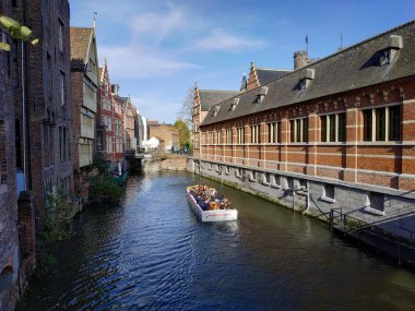 Gent, Belçika - 2 Kasım 2019: Turistlerle sokakları ve yolları görmek