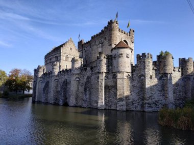 Gent, Belçika binalar, sokaklar ve yollar turistlerle dolu.