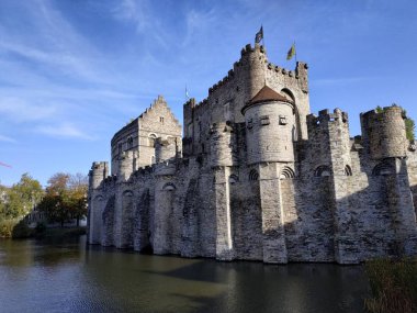 Gent, Belçika binalar, sokaklar ve yollar turistlerle dolu.