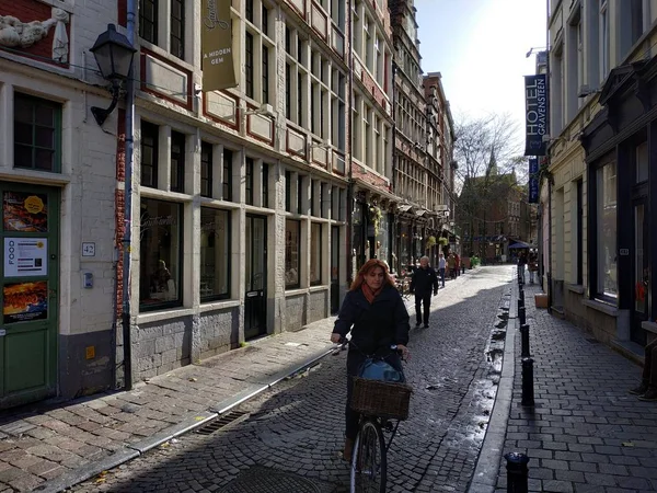 Ghent, Belgie - 2. listopadu 2019: pohled na ulice a silnice s turisty, kteří se procházejí — Stock fotografie