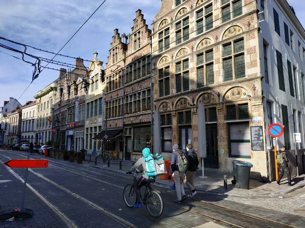 Ghent, Belgien - 02. November 2019: Blick auf die Straßen und Wege mit herumlaufenden Touristen — Stockfoto