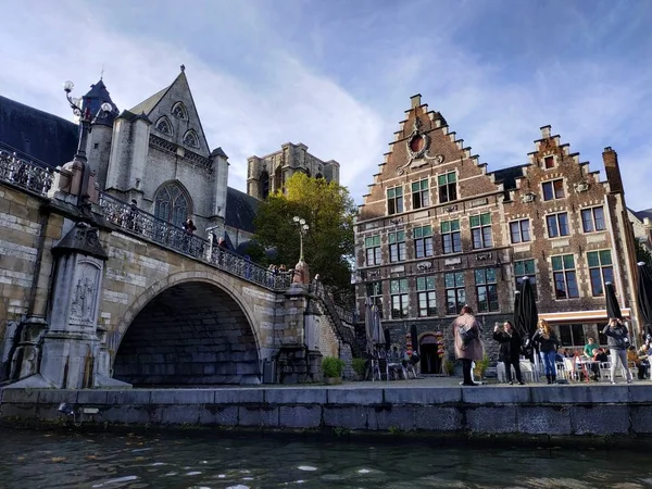 Gent, Belgien - 02 november 2019: Utsikt över gator och vägar med turister som går omkring — Stockfoto