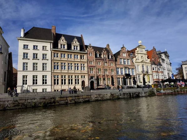 Gent, Belgien - 02 november 2019: Utsikt över gator och vägar med turister som går omkring — Stockfoto