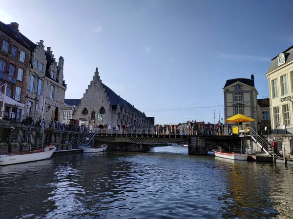 Gent, Belgien - 02 november 2019: Utsikt över gator och vägar med turister som går omkring — Stockfoto