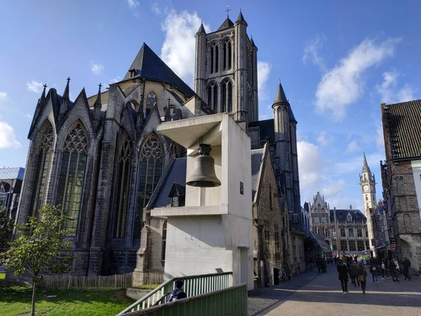 Ghent, Bélgica - 02 de novembro de 2019: vista sobre as ruas e estradas com turistas andando por aí — Fotografia de Stock